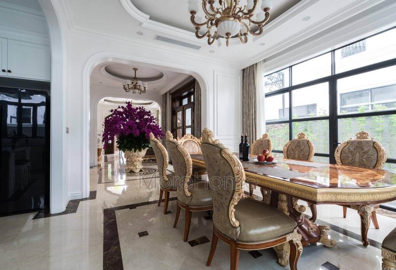 . Bàn ăn thiết kế vừa phải giúp gia chủ tránh được cảm giác xa lánh và giữ cho một không gian ấm cúng, gần gũi với nhau. Bàn tiệc lúc nào cũng đầy sự ấm áp và thân thiện.